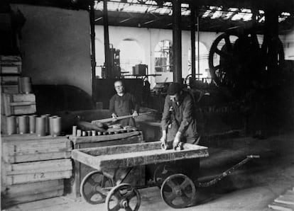 Trabajadora en el taller de Cartuchería de la Fábrica de Armas de Trubia. La imagen original, en placa de vidrio, es de finales de los años veinte del pasado siglo.