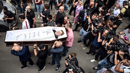 Compañeros y miembros de los medios de comunicación siguen el ataúd con el cuerpo de Alexander Lashkarava, de 37 años, en Tbilisi (Georgia). Este camarógrafo trabajaba para la televisión independiente Pirveli, y falleció pocos días después de ser agredido, el 5 de julio de 2021 en la capital georgiana, por violentos manifestantes anti-LGTBIQ, que le causaron fracturas en la cara.