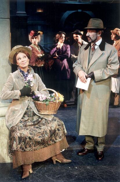 Paloma San Basilio y José Sacristán en un momento del musical 'My fair lady', dirigida por Jaime Azpilicueta, en el Teatro Coliseum.