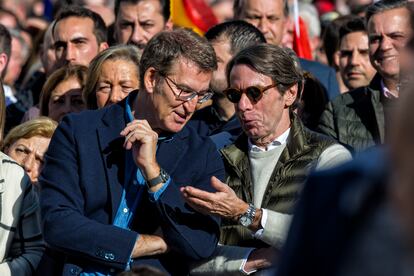 El líder del PP, Alberto Núñez Feijóo, y el expresidente del Gobierno, José María Aznar, este domingo.