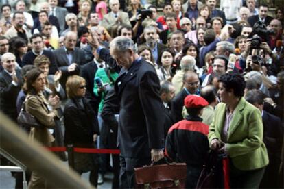 Juan María Atutxa y Kontxi Bilbao se dirigen al Palacio de Justicia de Bilbao.