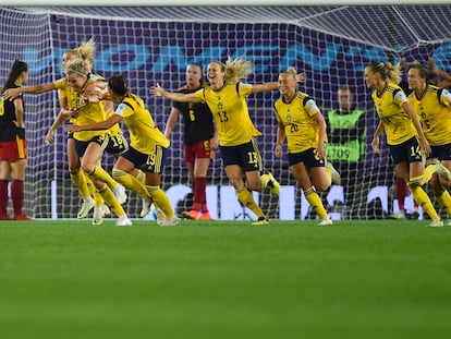 Las jugadoras de Suecia celebran el gol de Sembrant ante Bélgica.