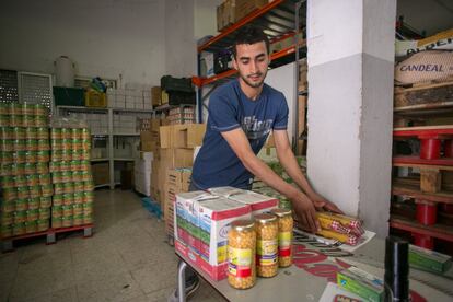 Hamza Chafari, uno de los integrantes del'Alma de África, trabaja en el banco de alimentos del hospital de San Grande, en Jerez, tras haber regularizado su situación.