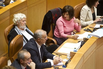 Los portavoces de AGE, Xosé Manuel Beiras y Yolanda Díaz junto al exsecretario general de los socialistas, Pachi Vázquez