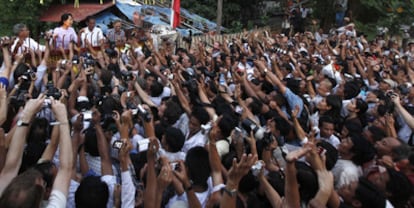 La líder opositora birmana Aung San Suu Kyi, en su casa de Yangón, se dirige a sus seguidores tras haber sido liberada por a Junta Militar.