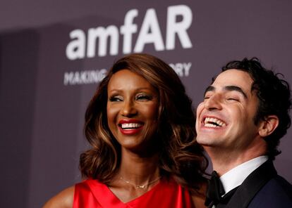 La modelo Iman posa junto al diseñador Zac Posen.