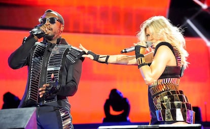 Los cantantes Will.I.Am y Fergie durante un concierto ben&eacute;fico del grupo &#039;The Black Eyed Peas&#039; en Nueva York.
 