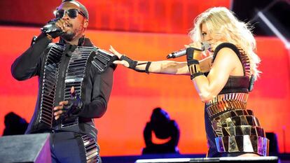 Los cantantes Will.I.Am y Fergie durante un concierto ben&eacute;fico del grupo &#039;The Black Eyed Peas&#039; en Nueva York.
 