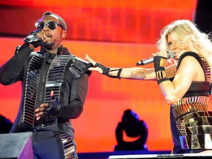 Los cantantes Will.I.Am y Fergie durante un concierto ben&eacute;fico del grupo &#039;The Black Eyed Peas&#039; en Nueva York.
 