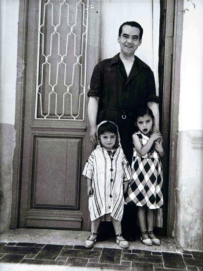 Federico García Lorca, con Tica Fernández Montesinos de niña (derecha) y su hermano Manuel.