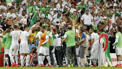 Los jugadores de Argelia celebran la clasificaci&oacute;n a octavos.