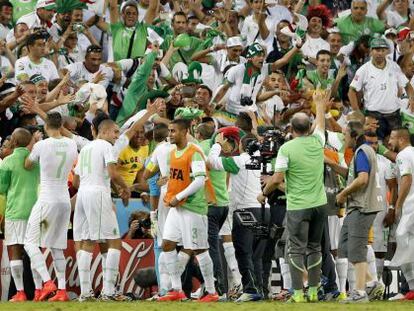 Los jugadores de Argelia celebran la clasificaci&oacute;n a octavos.