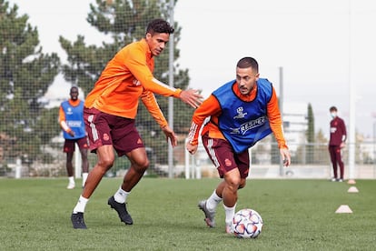 Varane (i) y Hazard, en el entrenamiento de este lunes previo al Real Madrid-Inter de Champions.