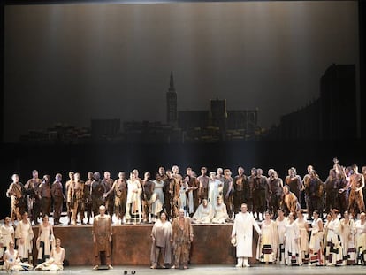 Solistas de la ópera ‘Fidelio’ junto al Coro de la Ópera de Bilbao al final de la representación 1.000 de la ABAO, ayer en el Palacio Euskalduna.
