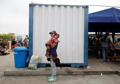 "Realmente apostava em Guaidó. Estava segura de que ia mudar o país", diz Andraimi Laya, de 22 anos, enquanto é retratada com sua filha Jessy, de 2, em Tumbes (Peru). Andraimi, que sonhava ser oficial da polícia, abandonou seu sonho e sua casa quando o presidente peruano, Martín Vizcarra, anunciou que os venezuelanos devem ter passaportes e visto para ingressar no Peru a partir de 15 de junho. "Disse, 'não, não vou morrer aqui. Esta poderia ser minha última oportunidade'".