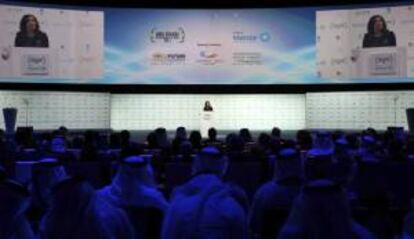 La presidenta argentina, Cristina Fernández de Kirchner, ofrece un discurso durante la ceremonia de inauguración de la Cumbre Mundial de Energía del Futuro en Abu Dabi (Emiratos Árabes Unidos) ayer martes 15 de enero de 2013.
