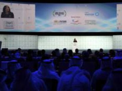 La presidenta argentina, Cristina Fernández de Kirchner, ofrece un discurso durante la ceremonia de inauguración de la Cumbre Mundial de Energía del Futuro en Abu Dabi (Emiratos Árabes Unidos) ayer martes 15 de enero de 2013.