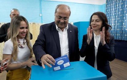 Ahmed Tibi, líder de la coalición Hadash-Tal, ejerce su derecho al voto en las elecciones generales en un colegio electoral de Taiybe.