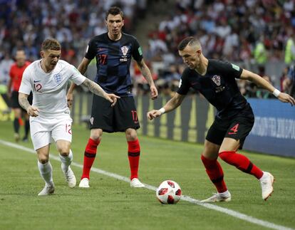 El croata Ivan Perisic controla un balón en la línea de banda. 