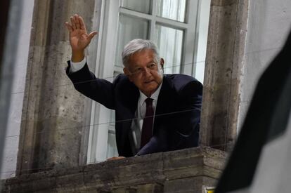 López Obrador saluda a sus simpatizantes tras ganar las elecciones.