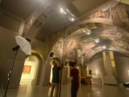 Técnicos del Gobierno de Aragón trabajan en la fotogrametría de las pinturas murales en el MNAC