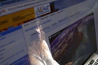 Una joven observa la pantalla de la Agencia Estatal de Meteorología de España (AEMET).