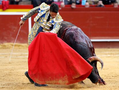 Manzanares inicia un pase de pecho al quinto toro de la tarde.