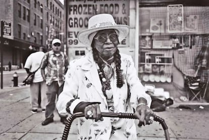 Una vecina del Bronx, que asegura que cantó con Frank Sinatra.