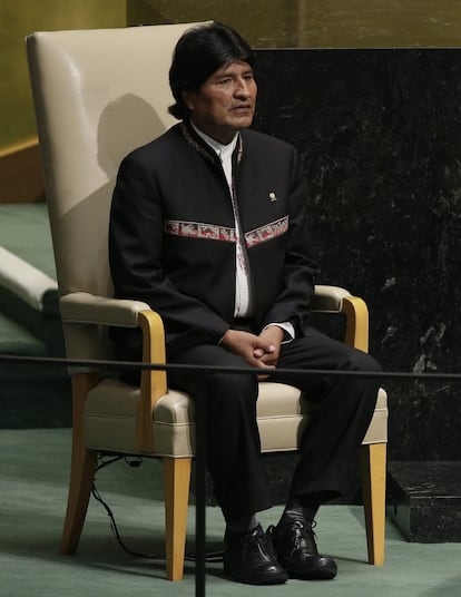 El presidente boliviano espera reflexivo antes de su intervención durante el debate general de la 69 Asamblea General de la ONU, el miércoles 24 de septiembre de 2014, en Nueva York (EE.UU.) Morales ganó las elecciones para un tercer mandato el 12 de octubre de ese año.