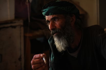 Hasan (nombre ficticio), de 51 años, en su vivienda de Khirbet Makhul, una de las comunidades beduinas en el valle del Jordán (Cisjordania ocupada) amenazada por colonos judíos.