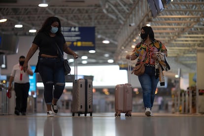 Passageiras desembarcam no aeroporto do Galeão, no Rio, em abril.