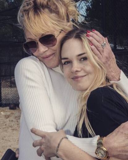 Stella del Carmen con su madre, Melanie Griffith en una imagen que compartió la actriz el pasado mes de junio.