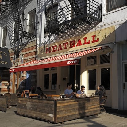 The Meatball Shop (la tienda de las albóndigas) es una cadena de éxito que acaba de abrir un nuevo local en el barrio de las galerías de arte, Chelsea. Deliciosas 'balls' de diferentes tipos en una atmósfera amigable de familias y modernos. Dos nativos de Nueva York, amigos de la infancia, eligieron el camino de la gastronomía y abrieron su primer Meatball Shop en la calle Stanton, en el Lower East Side. <p>The Meatball Shop. 200, Novena Avenida, entre las calles 22 y 23. themeatballshop.com.