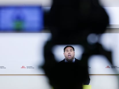 El líder de ERC, Oriol Junqueras, durante la rueda de prensa que ha ofrecido este lunes en Barcelona.