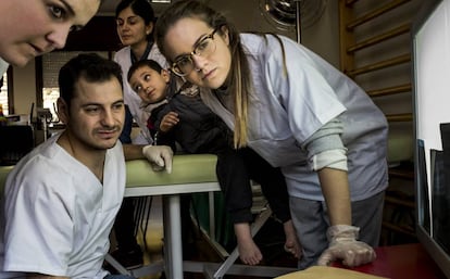 Iria Somoza y Marta Grela, estudiantes de Podología, valoran las radiografías de Hicham junto al cirujano podólogo Eduardo Simón.