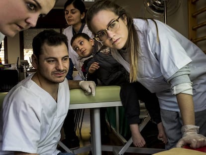Iria Somoza y Marta Grela, estudiantes de Podología, valoran las radiografías de Hicham junto al cirujano podólogo Eduardo Simón.