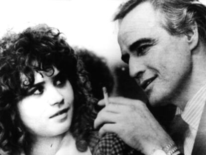 Marlon Brando fuma un pitillo junto a María Schneider durante el rodaje de 'El último tango en París' (1972) de Bernardo Bertolucci. Su presencia con un cigarro se acompañaba de una chupa de cuero y la moto en otras películas como 'La ley del silencio', de Elia Kazan.