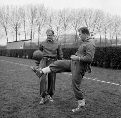 Kubala da toques al balón junto a la leyenda del eterno rival, el Real Madrid, Alfredo Di Stéfano.