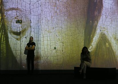 En esta instalación solo han utilizado imágenes de 'El jardín de las delicias', bien pinturas, radiografía, reflectografía y una fotografía de los años ochenta de la trasera de la tabla central, en la que se puede ver el engatillado que es la imagen con la finaliza la proyección.