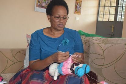 La artesana Jaynemary Musyoka teje una de sus muñecas en su casa.