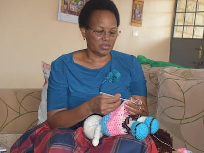 La artesana Jaynemary Musyoka teje una de sus muñecas en su casa.