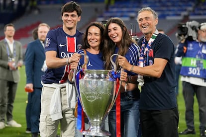 Luis Enrique poses with his wife and children with the Champions Trophy.