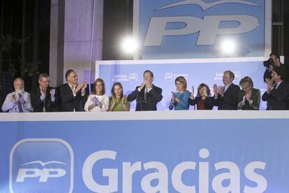 Dirigentes del PP, junto a Mariano Rajoy, la noche electoral del 20-N.