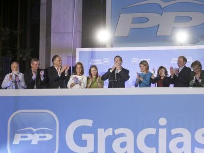 Dirigentes del PP, junto a Mariano Rajoy, la noche electoral del 20-N.