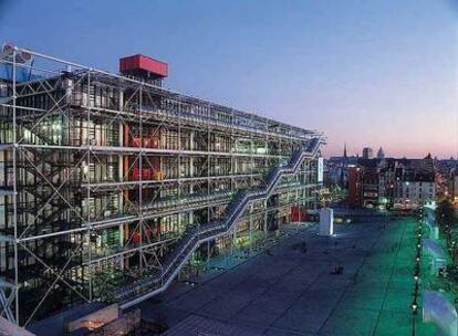 Imagen nocturna del Centro Pompidou en París, cedida por el propio museo.