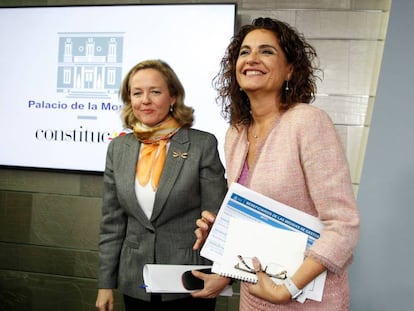 La vicepresidenta económica, Nadia Calviño, y la ministra de Hacienda, María Jesús Montero.