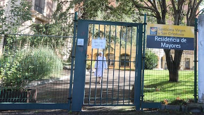 Entrada de la residencia de ancianos de la Fundación Santísima Virgen y San Celedonio, en el barrio de Chamartín.