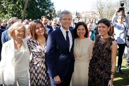 Alfonso Rueda posa con su familia después de jurar su cargo como presidente de la Xunta de Galicia este sábado en Santiago de Compostela.
