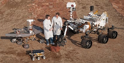 Dos ingenieros, junto a modelos de 'Sojourner' (en el frente), 'Spirit' y 'Opportunity' (izquierda) y 'Curiosity' (derecha).
