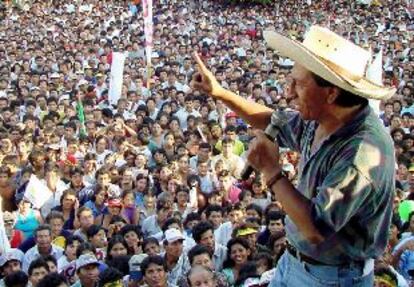 El candidato de Perú Posible a la presidencia, Alejandro Toledo, en un acto de campaña en Piura.